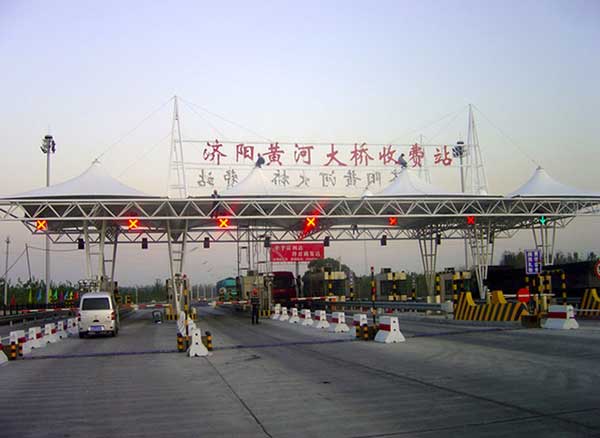 成都PTFE膜結(jié)構(gòu)停車棚：愛車之家，安全?？?></p>

<p>選擇成都PTFE膜結(jié)構(gòu)停車棚，就是選擇了對(duì)愛車的細(xì)心呵護(hù)。它不僅是一個(gè)停車的空間，更是一種生活的態(tài)度，一種對(duì)美好生活的追求。讓我們一起，為愛車打造一個(gè)既安全又舒適的家，享受每一次歸家的溫馨與寧?kù)o。</p>

<div   id="v0upqzdwk"   class="sharebtn">
我們是一家從事膜結(jié)構(gòu)，<span style="white-space:normal;">鋼結(jié)構(gòu)</span>設(shè)計(jì)、制作、安裝的全流程服務(wù)公司。主要經(jīng)營(yíng)項(xiàng)目包括<strong>張拉膜、骨架膜結(jié)構(gòu)、膜結(jié)構(gòu)、景觀膜結(jié)構(gòu)、高速公路膜結(jié)構(gòu)收費(fèi)站、加油站膜結(jié)構(gòu)、體育場(chǎng)看臺(tái)膜結(jié)構(gòu)、膜結(jié)構(gòu)停車棚、遮陽(yáng)膜結(jié)構(gòu)、天橋連廊膜結(jié)構(gòu)、公交車站膜結(jié)構(gòu)、公園綠化膜結(jié)構(gòu)以及固定篷、伸縮篷</strong>等方面。
</div>
</div>

<div   id="v0upqzdwk"   class="Information">
<ul>

<li>上一條 : <a href="http://cn067.cn/newsdetail/8592.html" title="MESG膜結(jié)構(gòu)">四川PTFE膜結(jié)構(gòu)停車棚：蜀地停車，便捷安全</a></li>

<li>下一條 : <a href="http://cn067.cn/newsdetail/8594.html"  title="膜結(jié)構(gòu)">PTFE膜結(jié)構(gòu)廠家報(bào)價(jià)：實(shí)惠價(jià)格，品質(zhì)保證</a></li>

</ul>
</div>
				

<div   id="v0upqzdwk"   class="like_cases margintop50">
    <h2><span><a href="http://cn067.cn/cases.html">更多案例</a></span>為您推薦工程案例</h2>
    <ul>
		
   <li>
      <a href="http://cn067.cn/casesdetail/295.html" title="浙江國(guó)際影視中心網(wǎng)球場(chǎng)膜結(jié)構(gòu)">
         <div   id="v0upqzdwk"   class="imgbox"><img src="http://cn067.cn/Upfiles/news/20196338591.jpg" alt="膜結(jié)構(gòu)廠家"/></div>
         <p>浙江國(guó)際影視中心網(wǎng)球場(chǎng)膜結(jié)構(gòu)</p>
      </a>
   </li>
   	
   <li>
      <a href="http://cn067.cn/casesdetail/284.html" title="外墻印花立面網(wǎng)格膜材料停車場(chǎng)膜結(jié)構(gòu)">
         <div   id="v0upqzdwk"   class="imgbox"><img src="http://cn067.cn/Upfiles/news/20208111727.jpg" alt="膜結(jié)構(gòu)遮陽(yáng)傘"/></div>
         <p>外墻印花立面網(wǎng)格膜材料停車場(chǎng)膜結(jié)構(gòu)</p>
      </a>
   </li>
   	
   <li>
      <a href="http://cn067.cn/casesdetail/317.html" title="中國(guó)石化上海石油化工股份有限公司上海石化內(nèi)河裝卸區(qū)含油污水池膜結(jié)構(gòu)">
         <div   id="v0upqzdwk"   class="imgbox"><img src="http://cn067.cn/Upfiles/news/20196380416.jpg" alt="反吊式膜結(jié)構(gòu)"/></div>
         <p>中國(guó)石化上海石油化工股份有限公司上海石化內(nèi)河裝卸區(qū)含油污水池膜結(jié)構(gòu)</p>
      </a>
   </li>
   	
   <li>
      <a href="http://cn067.cn/casesdetail/296.html" title="展示廳充氣膜結(jié)構(gòu)">
         <div   id="v0upqzdwk"   class="imgbox"><img src="http://cn067.cn/Upfiles/news/20196476413.jpg" alt="鋼膜結(jié)構(gòu)公司"/></div>
         <p>展示廳充氣膜結(jié)構(gòu)</p>
      </a>
   </li>
    
   </ul>
 </div><div   id="v0upqzdwk"   class="like_cases margintop50">
    <h2><span><a href="http://cn067.cn/brand.html">更多品牌</a></span>為您推薦膜材品牌</h2>
    <ul>
	
    <li><a href="http://cn067.cn/brands/faguofalalimocai(jingxiao).html">
	<div   id="v0upqzdwk"   class="imgbox1"><img src="http://cn067.cn/Upfiles/Prod_D/2021121233774.jpg" alt="法拉利膜材_法國(guó)法拉利膜材_法拉利膜材料_法國(guó)法拉利膜材料_法拉利膜材經(jīng)銷商"  class="oldsize"/></div>
    <p>法國(guó)法拉利膜材(經(jīng)銷)</p>
	</a></li>
    
    <li><a href="http://cn067.cn/brands/deguomiyuimocai.html">
	<div   id="v0upqzdwk"   class="imgbox1"><img src="http://cn067.cn/Upfiles/Prod_D/2021121255591.jpg" alt="德國(guó)米樂膜材,米樂膜材料,米樂膜材中國(guó)代理商"  class="oldsize"/></div>
    <p>德國(guó)米樂膜材</p>
	</a></li>
    
    <li><a href="http://cn067.cn/brands/deguonowofoletfemocai.html">
	<div   id="v0upqzdwk"   class="imgbox1"><img src="http://cn067.cn/Upfiles/Prod_D/2021121268968.jpg" alt="PVC膜材料,PVDF膜材料,PTFE膜材料,ETFE膜材料,網(wǎng)格膜材料"  class="oldsize"/></div>
    <p>德國(guó)NOWOFOL ETFE膜材</p>
	</a></li>
    
    <li><a href="http://cn067.cn/brands/ribenxuxiaozietfemocai.html">
	<div   id="v0upqzdwk"   class="imgbox1"><img src="http://cn067.cn/Upfiles/Prod_D/2021121210590.jpg" alt="日本旭硝子etfe膜材料,旭硝子etfe膜材廠家,旭硝子etfe膜材中國(guó)總代理"  class="oldsize"/></div>
    <p>日本旭硝子ETFE膜材</p>
	</a></li>
    
   </ul>
 </div>
                </div>
           </div>
    
    </div>
</div>

    
    <!--footer-->
    <div   id="v0upqzdwk"   class="footer">
        <div   id="v0upqzdwk"   class="main clearfix">
            
		<div   id="v0upqzdwk"   class="footer_nav">
                <dl>
                	<dt><a href="http://cn067.cn/brand.html">膜材品牌</a></dt>
						
                        <dd><a href="http://cn067.cn/brand/etfemocai.html">ETFE膜材</a></dd>
                        
                        <dd><a href="http://cn067.cn/brand/ptfemocai.html">PTFE膜材</a></dd>
                        
                        <dd><a href="http://cn067.cn/brand/pvdfmocai.html">PVDF膜材</a></dd>
                        
                </dl>
                
            	<dl>
                	<dt><a href="http://cn067.cn/cases.html">工程案例</a></dt>
					
                     <dd><a href="http://cn067.cn/cases/tiyusheshimojiegou.html">體育設(shè)施膜結(jié)構(gòu)</a></dd>
                     
                     <dd><a href="http://cn067.cn/cases/jiaotongsheshimojiegou.html">交通設(shè)施膜結(jié)構(gòu)</a></dd>
                     
                     <dd><a href="http://cn067.cn/cases/wenhuasheshimojiegou.html">文化設(shè)施膜結(jié)構(gòu)</a></dd>
                     
                     <dd><a href="http://cn067.cn/cases/shangyisheshimojiegou.html">商業(yè)設(shè)施膜結(jié)構(gòu)</a></dd>
                     
                     <dd><a href="http://cn067.cn/cases/jingguansheshimojiegou.html">景觀設(shè)施膜結(jié)構(gòu)</a></dd>
                     
                     <dd><a href="http://cn067.cn/cases/gongyisheshimojiegou.html">工業(yè)設(shè)施膜結(jié)構(gòu)</a></dd>
                     
                     <dd><a href="http://cn067.cn/cases/chongqimojiegou.html">充氣膜結(jié)構(gòu)</a></dd>
                     
                </dl>
                
                
            	<dl>
                	<dt><a href="http://cn067.cn/news.html">新聞資訊</a></dt>
					
                    <dd><a href="http://cn067.cn/news/hangyixinwen.html">行業(yè)新聞</a></dd>
                    
                    <dd><a href="http://cn067.cn/news/gongsidongtai.html">公司動(dòng)態(tài)</a></dd>
                    
                    <dd><a href="http://cn067.cn/news/changjianwenti.html">常見問題</a></dd>
                    
                    <dd><a href="http://cn067.cn/news/pinpaizixun.html">品牌資訊</a></dd>
                    
                    <dd><a href="http://cn067.cn/news/zhaobiaoxinxi.html">招標(biāo)信息</a></dd>
                    
                </dl>
                
            	<dl>
                	<dt><a href="http://cn067.cn/about.html">關(guān)于我們</a></dt>
                    <dd><a href="http://cn067.cn/about.html">公司介紹</a></dd>
                    <dd><a href="http://cn067.cn/cert.html">榮譽(yù)資質(zhì)</a></dd>
                    <dd><a href="http://cn067.cn/factory.html">工廠環(huán)境</a></dd>
                    <dd><a href="http://cn067.cn/partner.html">合作伙伴</a></dd>
                </dl>
          </div>
          
		<div   id="v0upqzdwk"   class="footer-contact">
        	<dl>
            	<dt>廣東省中材高新材料有限公司</dt>
                <dd class="add1">公司地址：廣州市天河區(qū)中山大道中439號(hào)天銀大廈26樓</dd>
				<dd class="add2">業(yè)務(wù)咨詢：133-9286-6326</dd>
                <dd class="add3">服務(wù)支持：133-0656-2121</dd>
				<dd class="add4">電子郵箱：<a href="mailto:meromo@163.com">meromo@163.com</a></dd>
            </dl>
        </div>
                                    
           <div   id="v0upqzdwk"   class="footer-weixin">
           		<ul>
           		<li><img src="http://cn067.cn/Upfiles/Base/2021121530820.jpg" alt="膜結(jié)構(gòu)工程"><p>掃一掃微信聯(lián)系</p></li>
                </ul>
           </div>
           
        </div>
        
             
        <div   id="v0upqzdwk"   class="main footer-copyright">
					<p>
	Copyright © 2023  <a  target="_blank"> </a><span style="color:#3D3D3D;font-family:" white-space:normal;background-color:#ffffff;"=""><a  target="_blank">粵ICP備19038509號(hào)</a> </span>廣東省中材高新材料有限公司 版權(quán)所有.  技術(shù)支持: <a  target="_blank">靈瑞網(wǎng)絡(luò)</a>
</p>
<p>
	本網(wǎng)站及其內(nèi)容受中國(guó)知識(shí)產(chǎn)權(quán)法特別是版權(quán)和商標(biāo)規(guī)定的保護(hù)。未經(jīng)廣東中材出版總監(jiān)事先書面許可，完全禁止任何形式，任何用途的任何內(nèi)容下載，截屏或復(fù)制。電子郵件聯(lián)系：meromo@163.com
</p>
        </div>
        
    </div>
    
    
<div   id="v0upqzdwk"   class="zsend">
     <ul>
	      <a href="tel:133-9286-6326"><li id="v0upqzdwk"    class="endli01"><img src="http://cn067.cn/images/endpng01.png" border="0" align="absmiddle"/>撥打電話</li></a>
		  <a  target="_blank"><li id="v0upqzdwk"    class="endli02"><img src="http://cn067.cn/images/endpng02.png" border="0" align="absmiddle"/>在線咨詢</li></a>
	 </ul>
</div>


<script src="http://cn067.cn/global/js/scrolltopcontrol.js"></script>      

<footer>
<div class="friendship-link">
<p>感谢您访问我们的网站，您可能还对以下资源感兴趣：</p>
<a href="http://cn067.cn/" title="久久精品国产亚洲AV影院,亚洲大尺度无码专区尤物,久久国产精品一国产精品,无码AV一区二区三区无码">久久精品国产亚洲AV影院,亚洲大尺度无码专区尤物,久久国产精品一国产精品,无码AV一区二区三区无码</a>

<div class="friend-links">


</div>
</div>

</footer>


<script>
(function(){
    var bp = document.createElement(